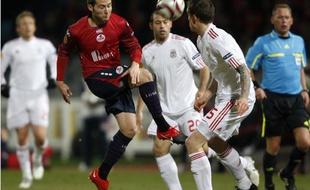 Yohan Cabaye, de Lille et Daniel Agger (Liverpool) lors du match de Ligue Europa Lille-Liverpool, le 11 mars 2010.