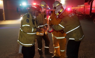 Des pompiers et pompières préparent leur stratégie en Australie.