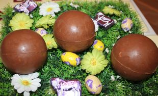 Des œufs surprise en chocolats faits maison