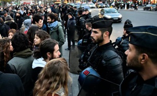 Des gendarmes font face à des dizaines de personnes manifestants en soutien aux migrants et contre l'état d'urgence à Paris le 22 novembre 2015