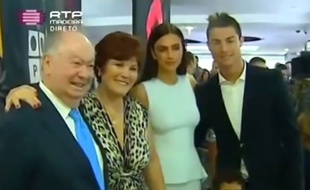 Cristiano Ronaldo et Irina Shayk avec les parents du Portugais, en décembre 2013.