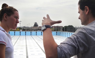Camille Muffat et l'entraîneur Fabrice Pellerin, en 2013, près du bassin olympique.