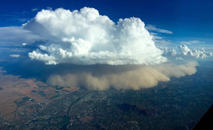 Tyler Herrick, un steward d'American Airlines, a photographié la tempête de sable qui a recouvert le dimanche 21 août la ville de Phoenix (Etats-Unis). Sa photo a eu un joli succès sur Twitter.