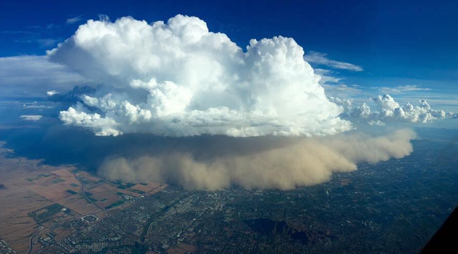 Etats-Unis: Une tempête de sable vue du ciel de Phoenix