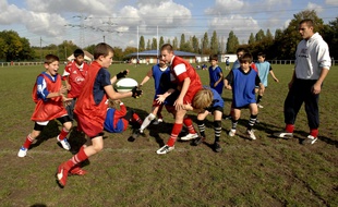Des benjamins s'entraînent à l'école de rugby de Clamart, le 10 octobre 2007.