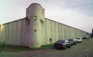 Le détenu de la centrale de Moulins-Yzeure (Allier) qui avait pris un surveillant en otage samedi matin, sous la menace d'une arme, s'est rendu en début d'après-midi, a-t-on appris de sources syndicales.