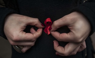 Le ruban rouge, symbole de la lutte contre le Sida