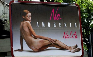 Isabelle Caro, dans la campagne de pub qu'elle avait fait en 2007, sur un panneau en Italie, en septembre 2007