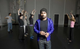 Akram Khan à Leicester, en Angleterre, avec les danseurs de son spectacle «Vertical Road», le 7 septembre 2010