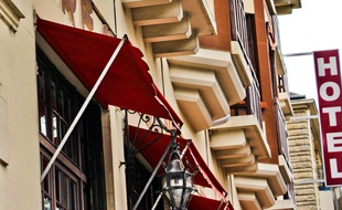 Illustration de la façade d'un hôtel.