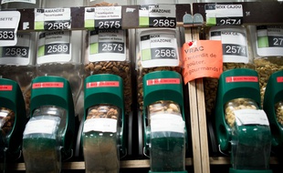 Un rayon de vente en vrac dans le supermarché coopératif La Louve, en 2017 à Paris