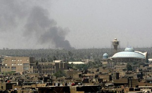 Au moins 22 personnes ont été tuées dimanche en Irak dont 17 dans une série d'attentats visant des quartiers chiites et sunnites de la capitale, tandis que 12 insurgés ont péri, ont annoncé des sources médicales et de sécurité.