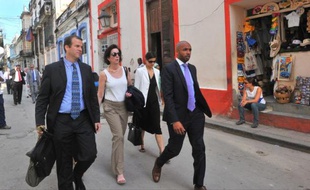 La secrétaire d'Etat Roberta S. Jacobson (2nd-L) -- the most senior American official in Havana since 1980 --walks along a street of old Havana, on January 23, 2015. The United States and Cuba opened two days of historic talks in Havana on Wednesday to end decades of Cold War-era animosity and reestablish diplomatic relations. The meetings in Havana follow the historic decision by US President Barack Obama and Cuban leader Raul Castro in December to seek normal diplomatic relations. AFP PHOTO / YAMIL LAGE