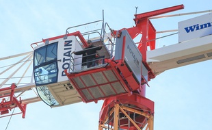 Un papa est monté sur une grue pour réclamer une scolarisation classique et une AVS pour son fils autiste, Strasbourg le 27 aout 2015.