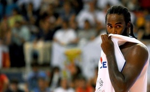 Ronny Turiaf, le pivot des New York Knicks (NBA), est arrivé à Lyon en début de semaine pour tenter de régler le problème d'assurance qui l'empêche actuellement de jouer avec Villeurbanne (Pro A) pendant la durée du lock-out en NBA, a-t-on appris mercredi auprès du club.