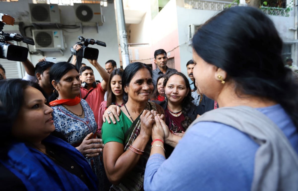 La mère de la victime du viol collectif de Delhi dans une manifestation après l’exécution des quatre violeurs. — STR / AFP