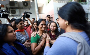 La mère de la victime du viol collectif de Delhi dans une manifestation après l’exécution des quatre violeurs.
