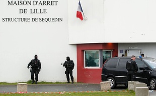Des voitures de surveillants ont été incendiées sur le parking de la maison d'arrêt de Sequedin (illustration).