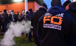 Des surveillants pénitentiaires manifestent devant la prison de Vendin-le-Vieil, le 12 janvier, après l'agression de trois gardiens par un détenu radicalisé.