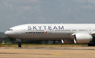Un avion d'Air France, en provenance de l'île Maurice et à destination de Paris, sur l'aéroport de Mombasa au Kenya le 20 décembre 2015