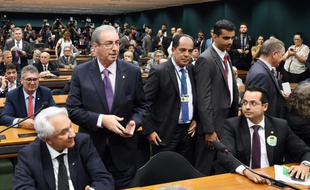 Eduardo Cunha (G) et des membres du PMDG le 29 mars 2016 à Brasilia