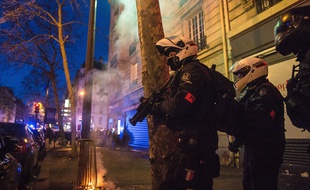 Des policiers lors des affrontements de samedi soir à Paris.