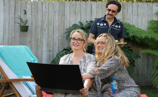 Julie Delpy (Justine), Elisabeth Shue (Anne) et Mathieu Demy (Martin) dans la série « On the Verge ».