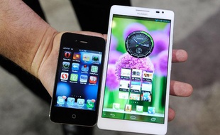 Un smartphone Apple et une «phablette» Huawei.