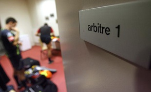 Les arbitres se préparent avant le match Nancy - Marseille, le 16 décembre 2006.