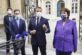 Emmanuel Macron entouré de Stéphane Bern et Roselyne Bachelot lors des Journée du Patrimoine le 18 septembre 2020..