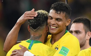 Thiago Silva dans les bras de Neymar après son but contre la Serbie.