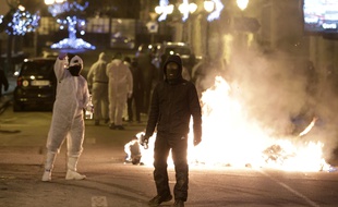 Des manifestants lancent des cocktails molotov sur les gendarmes, à Corte, jeudi 15 décembre.