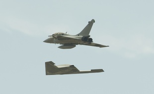 Le drone Neuron avec un rafale à Istres.
