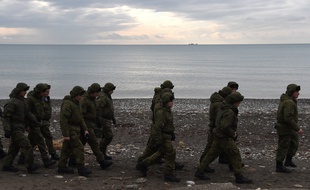 Des soldats russes patrouillent les côtes de la mer Noire à Sotchi le lendemain de la chute d'un avion militaire russe, le 26 décembre 2016.