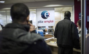 Une demi-douzaine de chômeurs déposeront vendredi auprès de Pôle emploi des demandes de dommages et intérêts pouvant aller jusqu'à 300.000 euros, reprochant à l'opérateur public un "défaut d'accompagnement".
