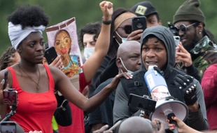 L'acteur John Boyega au milieu des manifestants contre le racisme à Hyde Park à Londres