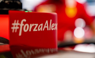 Les voitures de Ferrari arboraient un message de soutien à Alex Zanardi, le 2 juillet 2020, lors de la reprise de la F1 en Autriche.