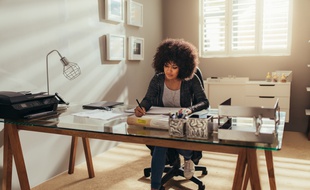 En fonction de leur activité, les professionnels peuvent travailler dans leur logement ou le transformer sous certaines conditions.