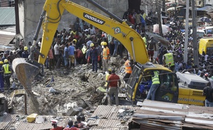 Les secours ont pu sortir 37 personnes vivantes après l'effondrement d'un immeuble à Lagos, au Nigeria, le 13 mars 2019.