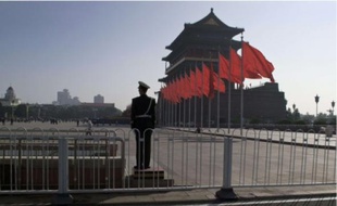 Pour l'occasion, la place Tiananmen est pavoisée de rouge et surveillée de près.