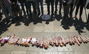 Des poupées alignées devant le Parlement lors d'une manifestation pour le droit à l'avortement, à Rabat (Maroc) le 24 juin 2019.