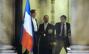 Nicolas Sarkozy a renommé dimanche à Matignon François Fillon, dont la nouvelle équipe ne compte plus les centristes Jean-Louis Borloo et Hervé Morin, mais qui fait la part belle aux ex-RPR, avec le retour d'Alain Juppé qui devient numéro 2 du gouvernement.
