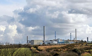 Un convoi de déchets nucléaires retraités à l'usine Areva de la Hague (Manche) s'apprête à quitter la Normandie pour l'Allemagne où les antinucléaires l'attendent de pied ferme, alors que le débat sur l'atome s'enflamme à nouveau outre-Rhin.