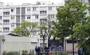 Les enquêteurs sont sur les lieux d'une fusillade qui a fait trois blessés, dont deux graves, le 30 avril 2015 à Saint-Ouen (Seine-Saint-Denis)