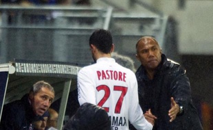 Javier Pastore réconforté par Antoine Kombouaré, le 10 décembre 2011 à Sochaux.