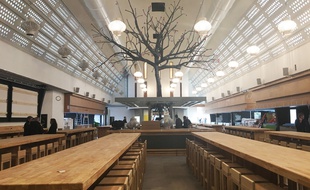 Le food court de la halle Boca, à Bordeaux