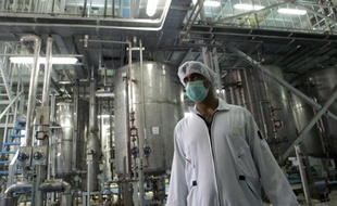 Un technicien iranien travaille dans une usine de conversion d'uranium à Ispahan, 420km au sud de Téhéran, le 3 février 2007