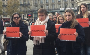 Caroline De Haas (au centre) et des militantes féministes le 24 novembre 2017 à Paris.