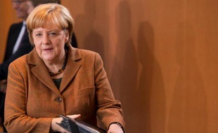La chancelière allemande Angela Merkel veut donner davantage de pouvoirs à la Commission européenne en matière de politique économique et financière et s'emploie à faire évoluer les traités européens en ce sens, selon un journal.