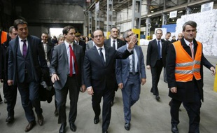 François Hollande (c) en visite sur le site de l'usine Paprec à La Courneuve, le 20 octobre 2015